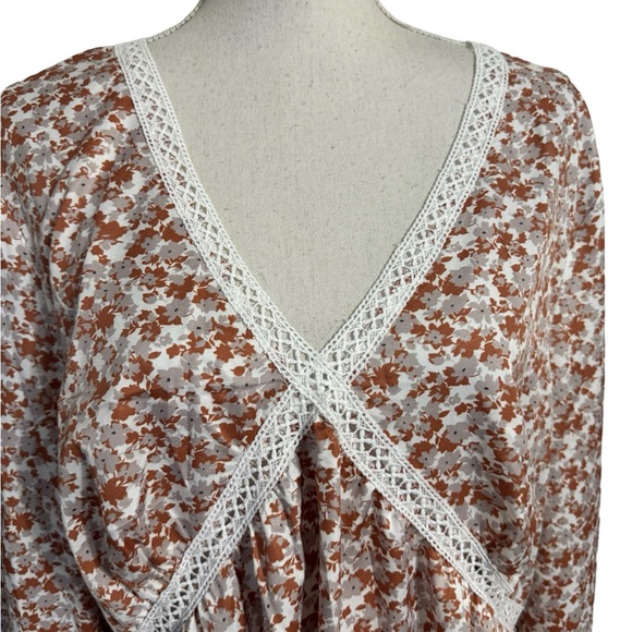 ❤️PRETTY PRINT TOP w/LACE/CROCHET NECKLINE DETAIL   PLUS SIZE - Picture 2 of 9